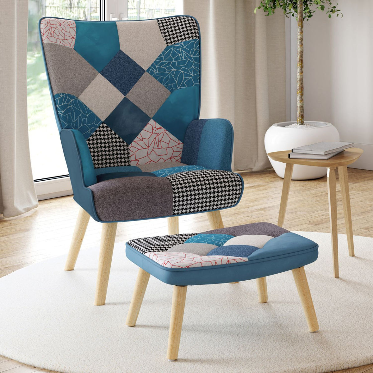 Fauteuil scandinave IVAR avec repose pieds en tissu patchwork et velours bleu